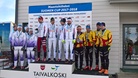 Miesten viestin mitalikolmikko mitalinsa saaneina; Vuokatti Ski Team hopealla, Kouvolan Hiihtoseura kultaa ja Pyhäjärven Pohti pronssilla (Heikki Korpela, Markus Järvenpää, Joni Mäki ja Miikka Kinnunen).
